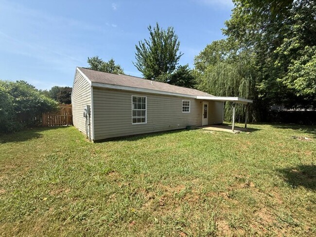 Building Photo - 320 E Evergreen Ln