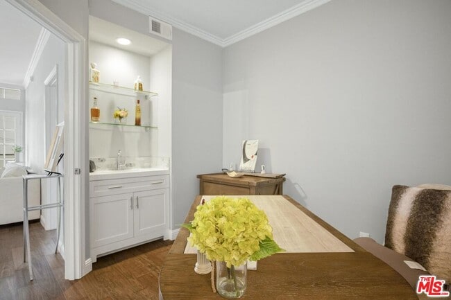 Building Photo - 860 S Lucerne Blvd