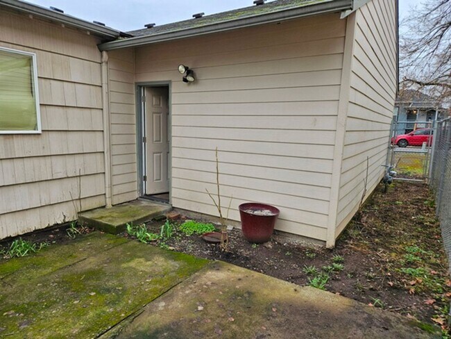 Building Photo - 515 19th St SE