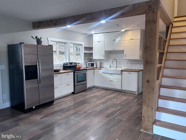 Building Photo - 132 Pinecrest Ln