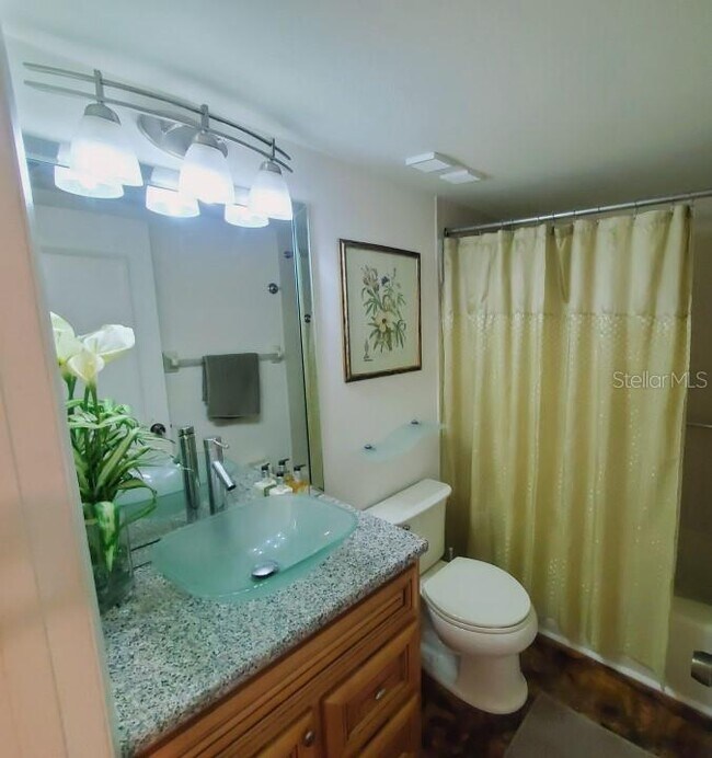 Building Photo - 106 1st St E