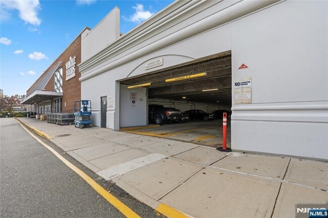 Building Photo - 905 River Rd