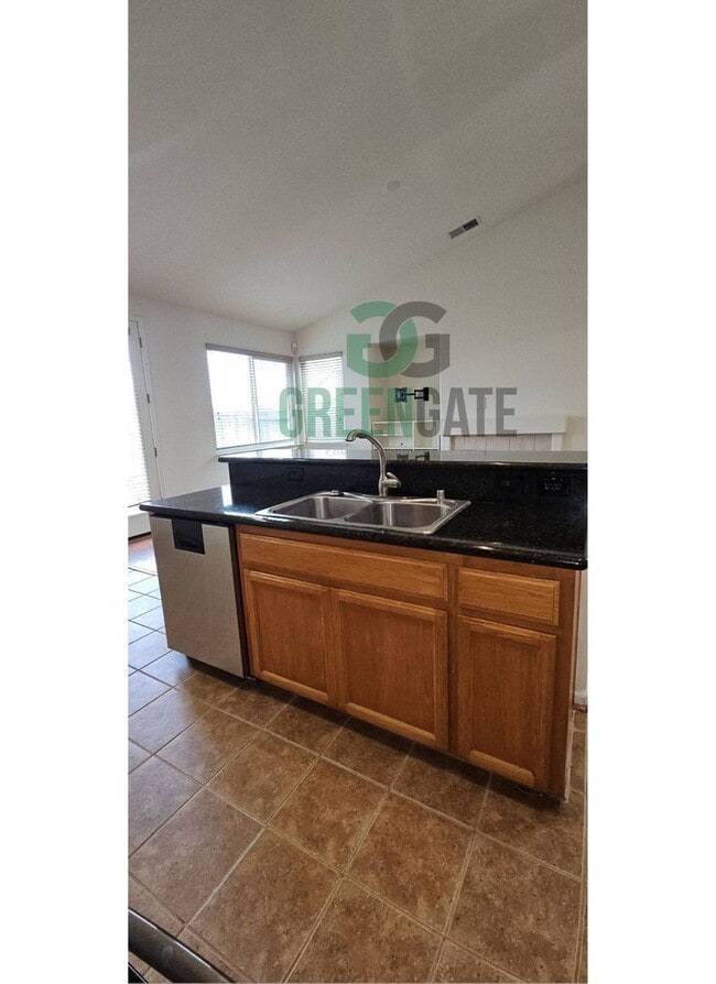 Building Photo - Available Now! 3 Bedroom 2 Bath Spacious Home in Tracy!!