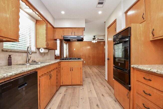 Building Photo - 2303 Willow Blvd