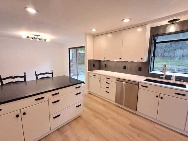 Building Photo - $3,200 -5 Bed / 3 Bath- Home with Fully Fe...