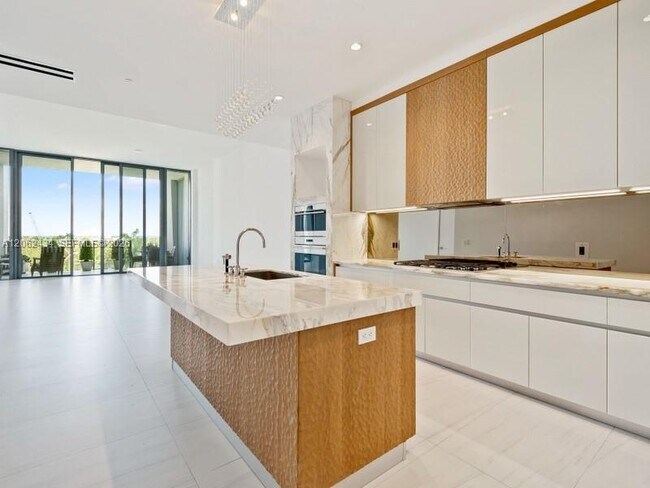 Building Photo - 2811 S Bayshore Dr
