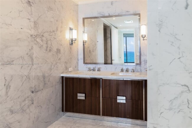 Building Photo - 15701 Collins Ave