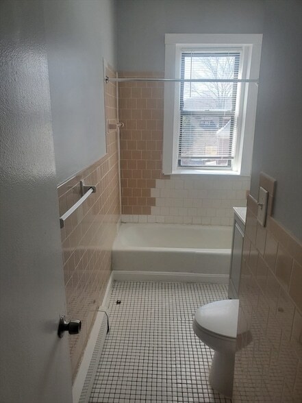 Building Photo - 14 Abbotsford St