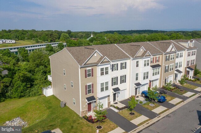 Building Photo - 155 Schramm Lp