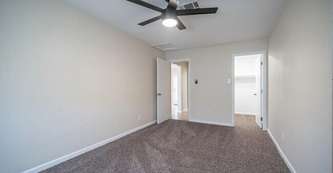 Building Photo - 5638 N 61st Ln