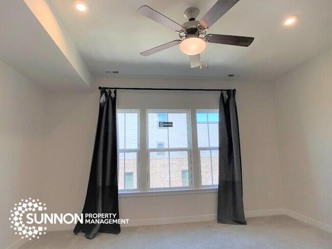 Building Photo - Beautiful 4 Story Townhome in South Charlotte!