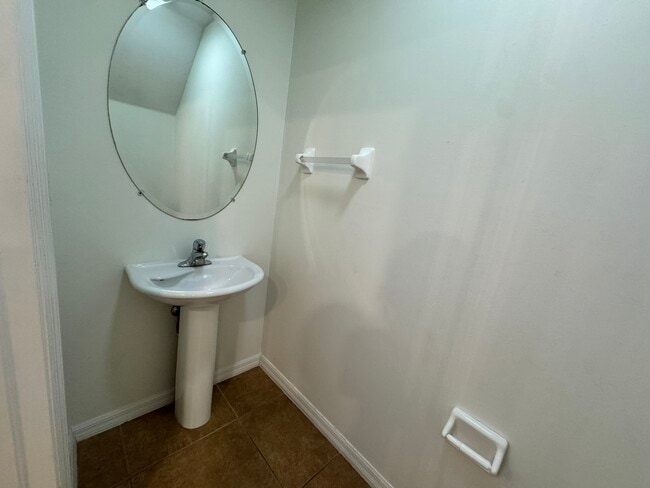 Building Photo - 860 Hampton Cir