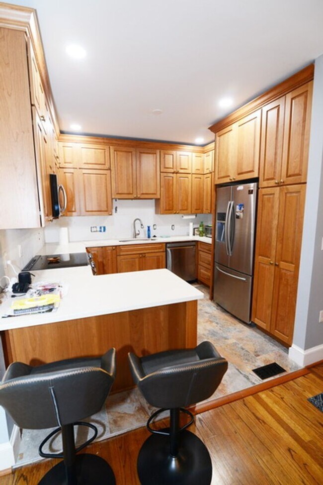 Building Photo - Single Family Townhome, 2 bedrooms, 3 full...