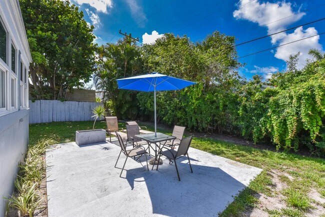 Building Photo - 340 Russlyn Dr