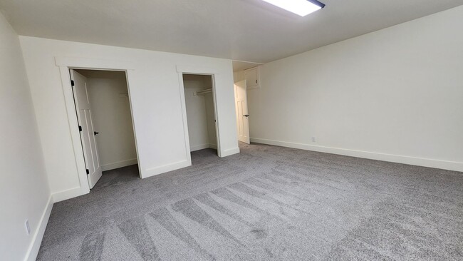 Building Photo - Earnshaw Estates 2