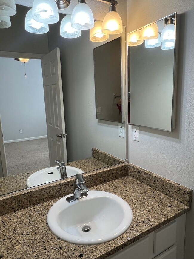Building Photo - Beautiful 2-bedroom, 2 bath Condo in Gated...
