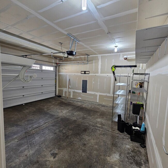 Building Photo - 2444 Seringa Ave