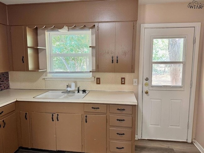 Building Photo - 102 Ave G