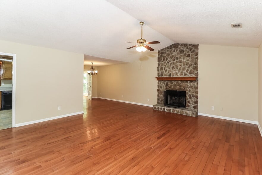 Building Photo - 2035 Castle Royale Dr