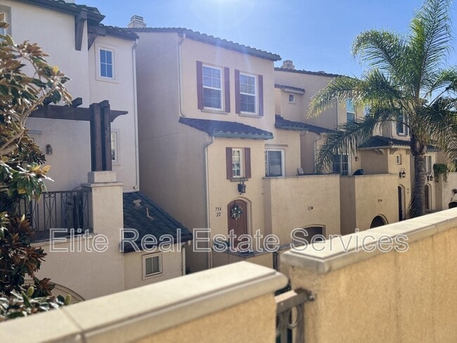 Building Photo - 750 Broadway