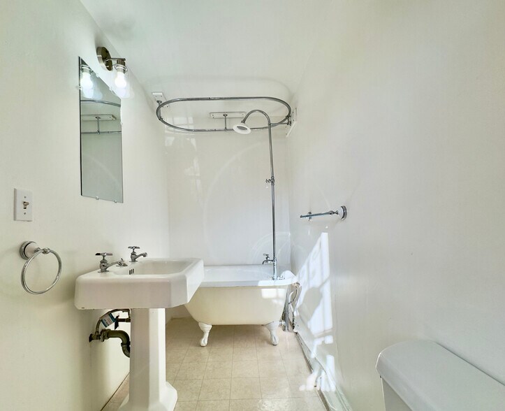 Building Photo - 1645 Scenic Ave