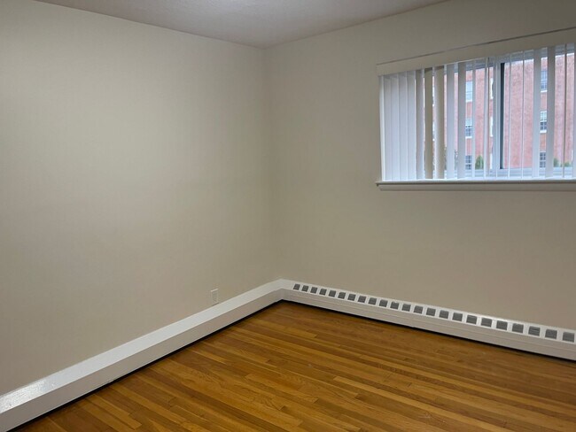 Building Photo - Free month COOLIDGE CORNER, Noce renovated 2 bed in small building,  Utilities INC, Pets Ok NO LEAD!