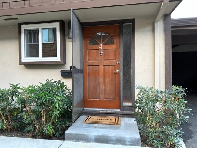 Building Photo - EPIC REA: 2 BR/1 BA Townhome w/ 1 Parking in Great Corte Madera