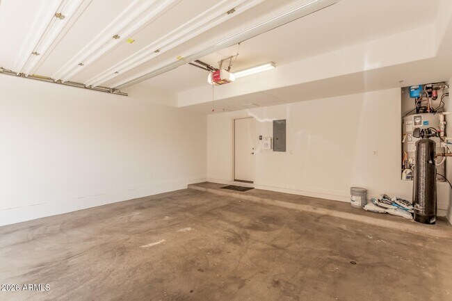 Building Photo - 5550 N 16th St