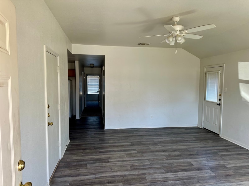 Building Photo - 402 Topeka Ct