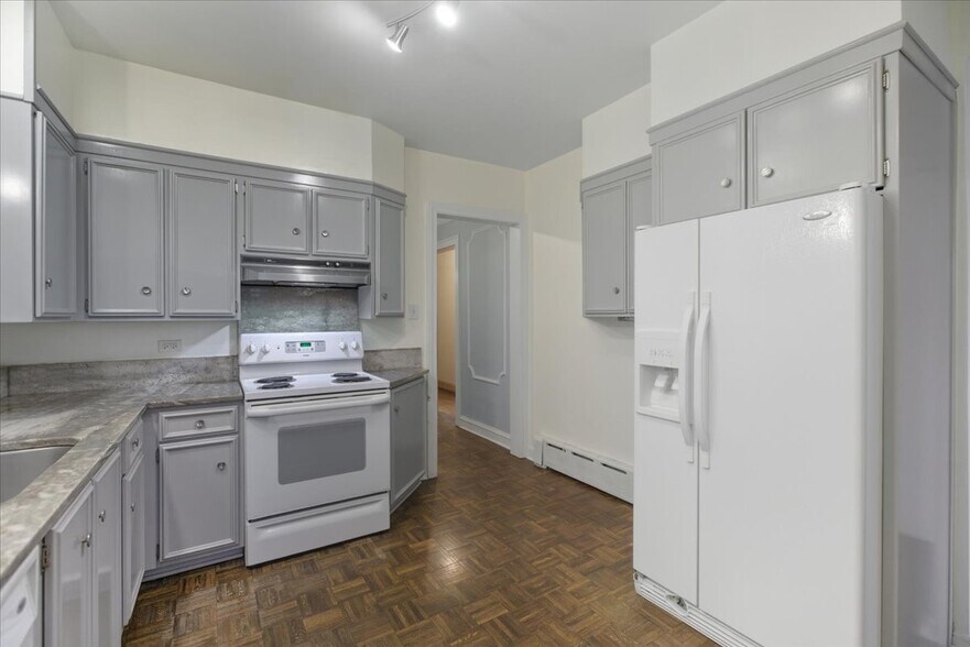 Building Photo - 5412 W Berteau Ave