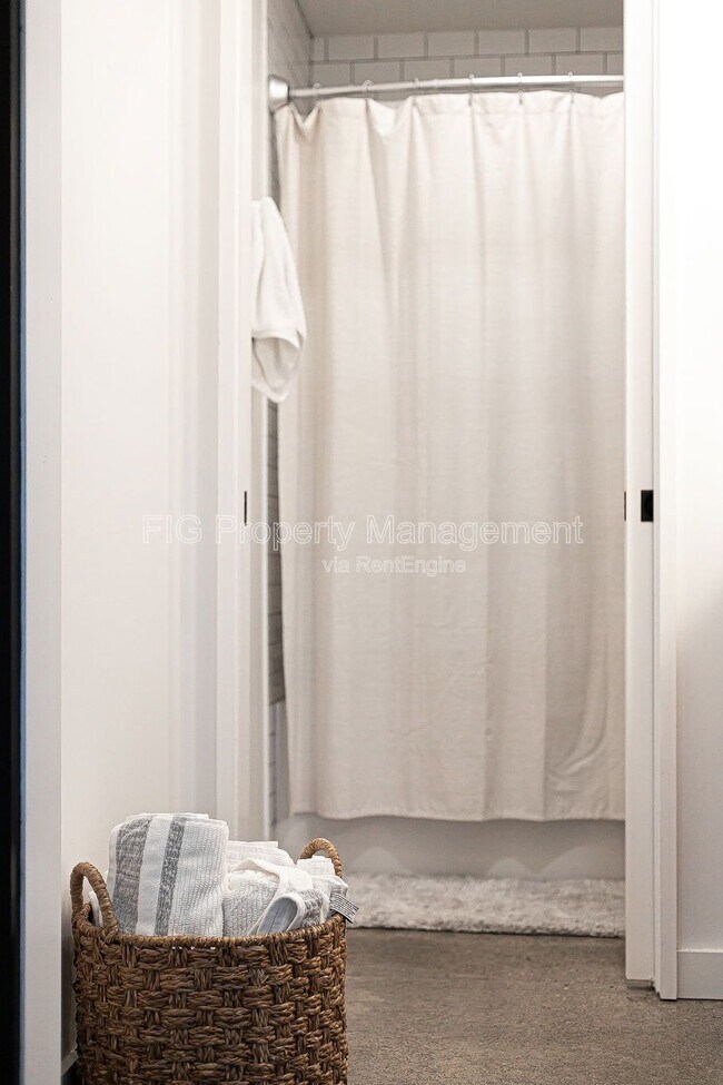 Building Photo - 3415 N Broadway