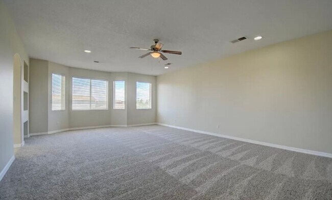 Building Photo - COMING SOON Large 5 Bedroom home with loft...