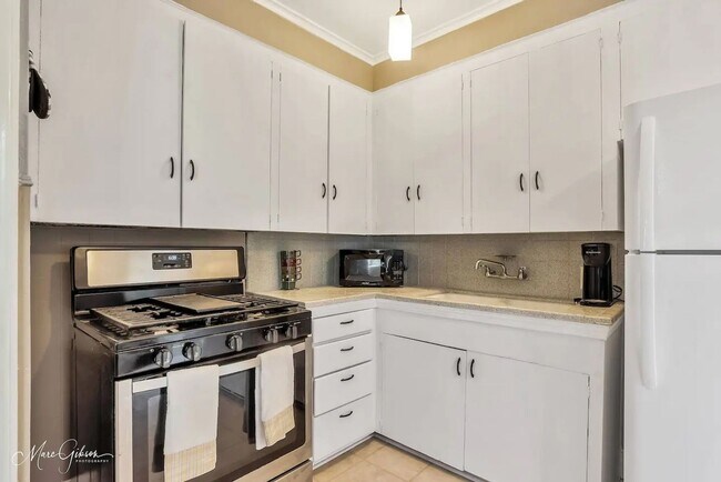 Building Photo - Fully Furnished All Bills Included - 2 bed...
