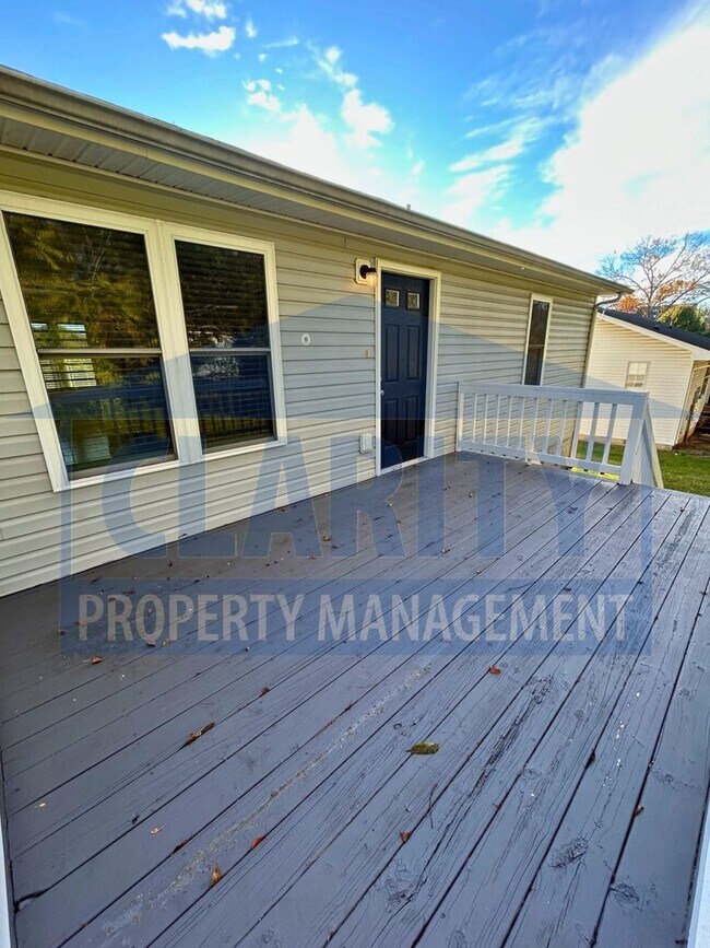 Building Photo - Three bedroom ranch-style home!