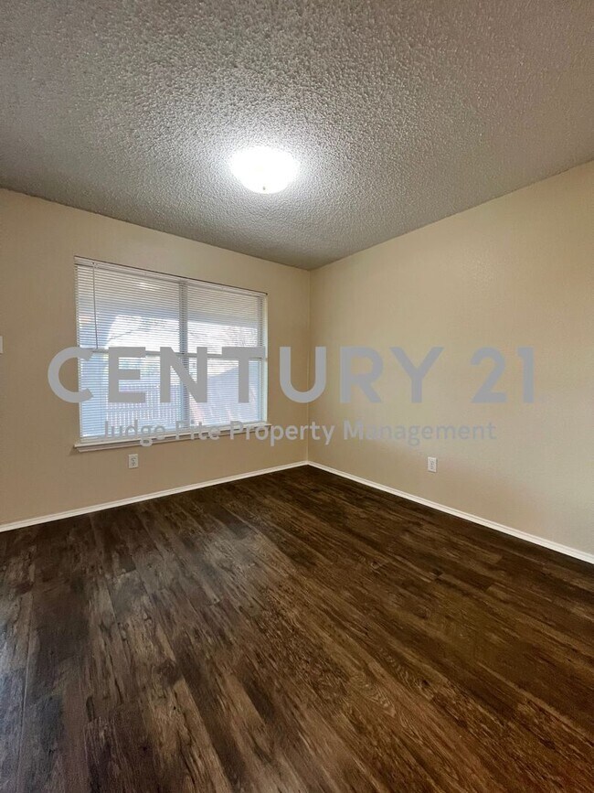 Building Photo - Charming Single-Story 3/2/2 in Crowley ISD For Rent!