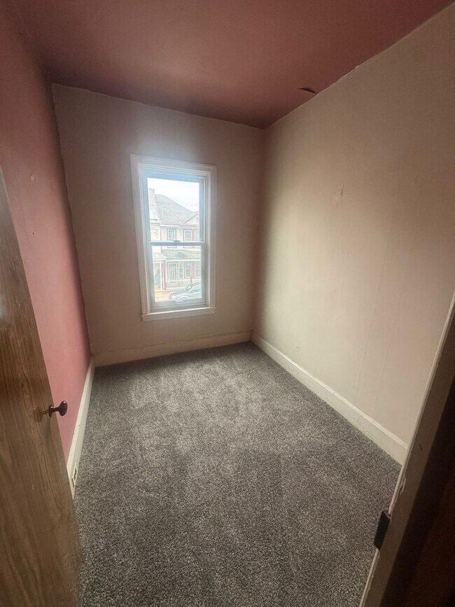 Building Photo - 4 Bedroom 2 Bath House, Yard-Halifax