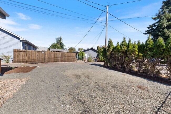 Building Photo - MOVE IN SPECIALCharming 2 bedroom duplex