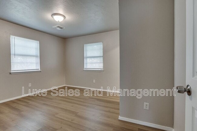 Building Photo - 1005 SW 63rd St