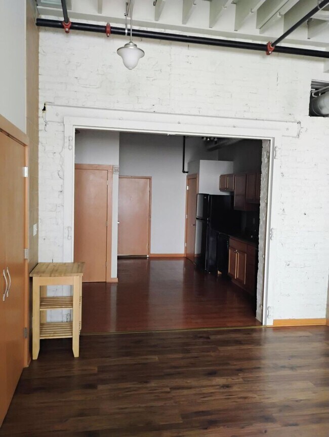 Building Photo - 1 BEDROOM 1.5 BATH IN DOWNTOWN CHAMPAIGN