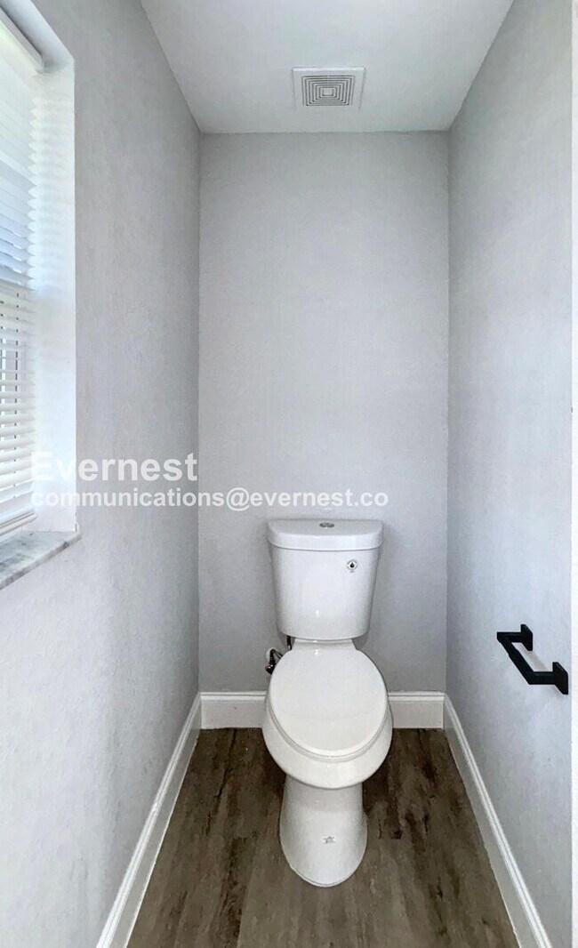Building Photo - 4 Bed/2 Bath Home with Driveway / Availabl...