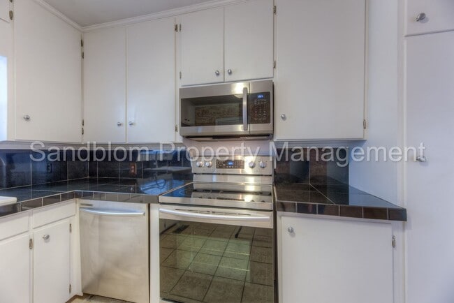 Building Photo - FOR LEASE | Brookside | $1300 Rent + $1300...