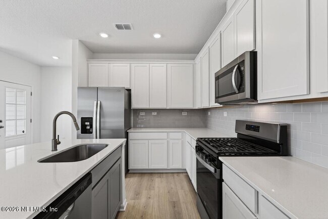 Building Photo - 368 Woods Ln