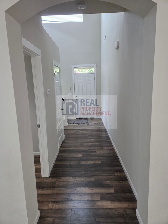 Building Photo - Modern 3 Bedroom, 2.5 Bath Home In Quiet Community!