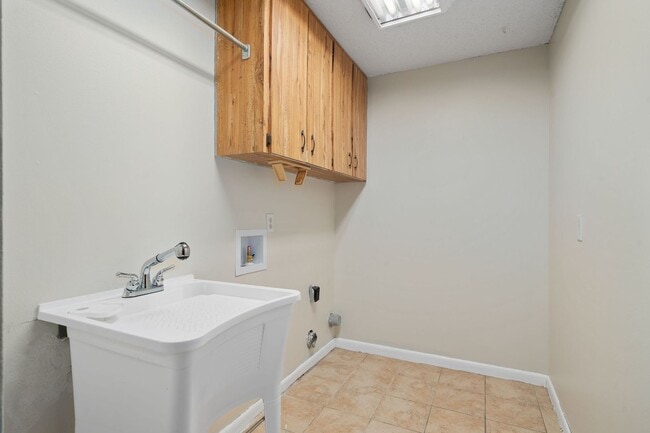 Building Photo - *APPLICATION PENDING. DO NOT APPLY!* *Rece...