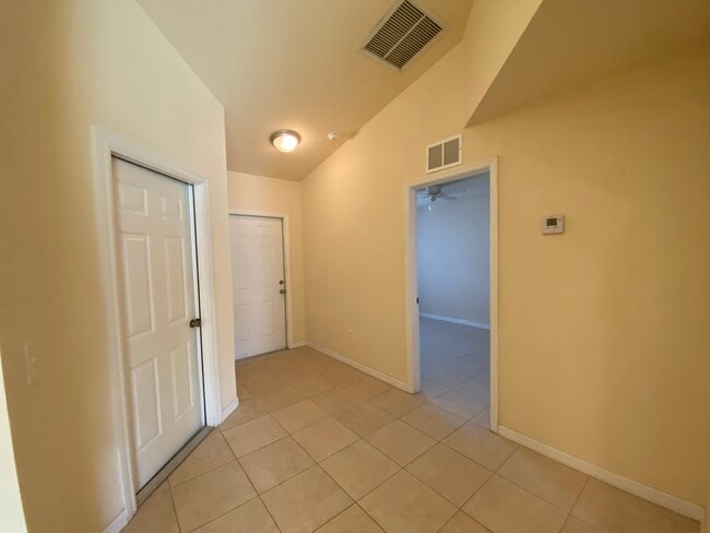 Building Photo - 910 SE 12th Terrace