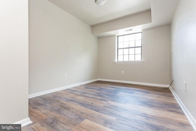 Building Photo - 3218 Valley Dr