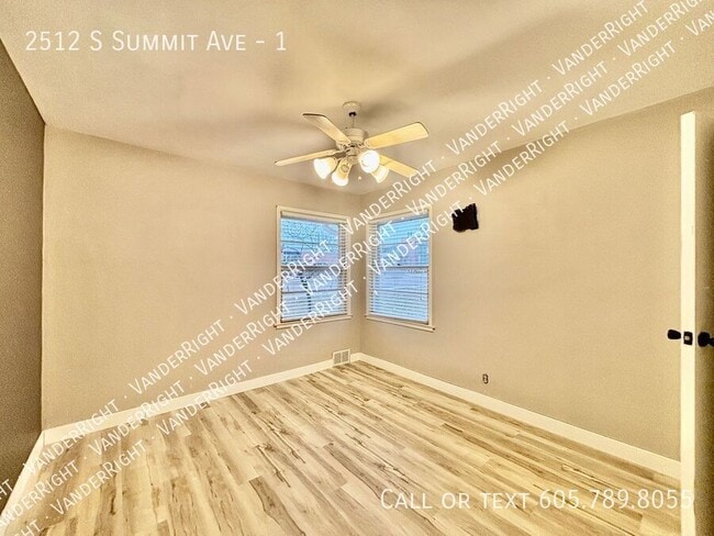 Building Photo - 2512 S Summit Ave