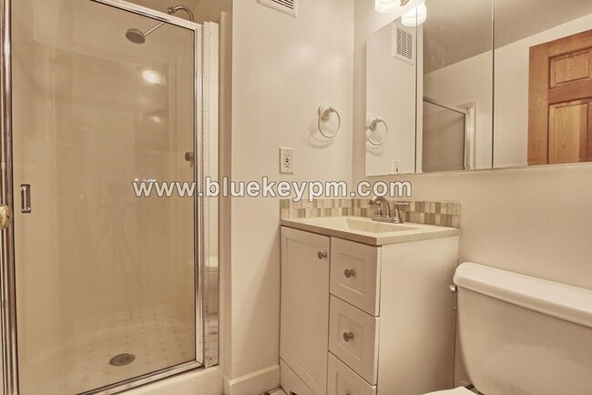 Building Photo - 2 Bed, 1 Bath  Newly Remodeled Unit Near O...