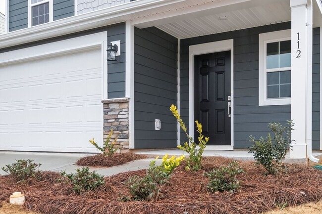 Building Photo - Spacious 5BR House in Statesville