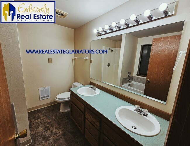 Building Photo - 4 Bed 2.5 Pet Friendly Home in Wilderness Rim